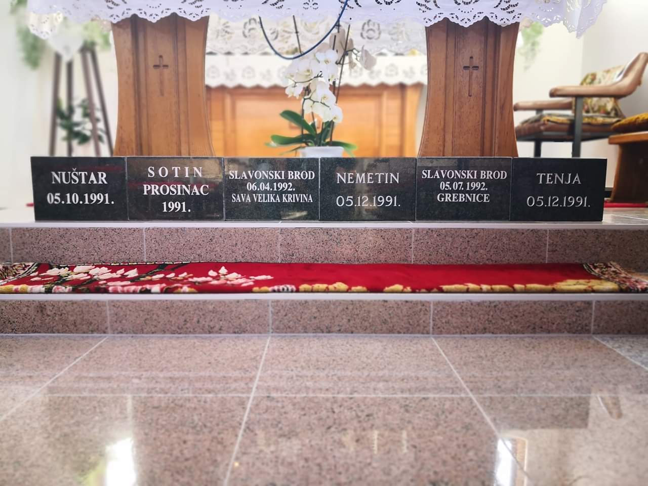 Spomen-kamenje u Crkvi hrvatskih mučenika u Udbini